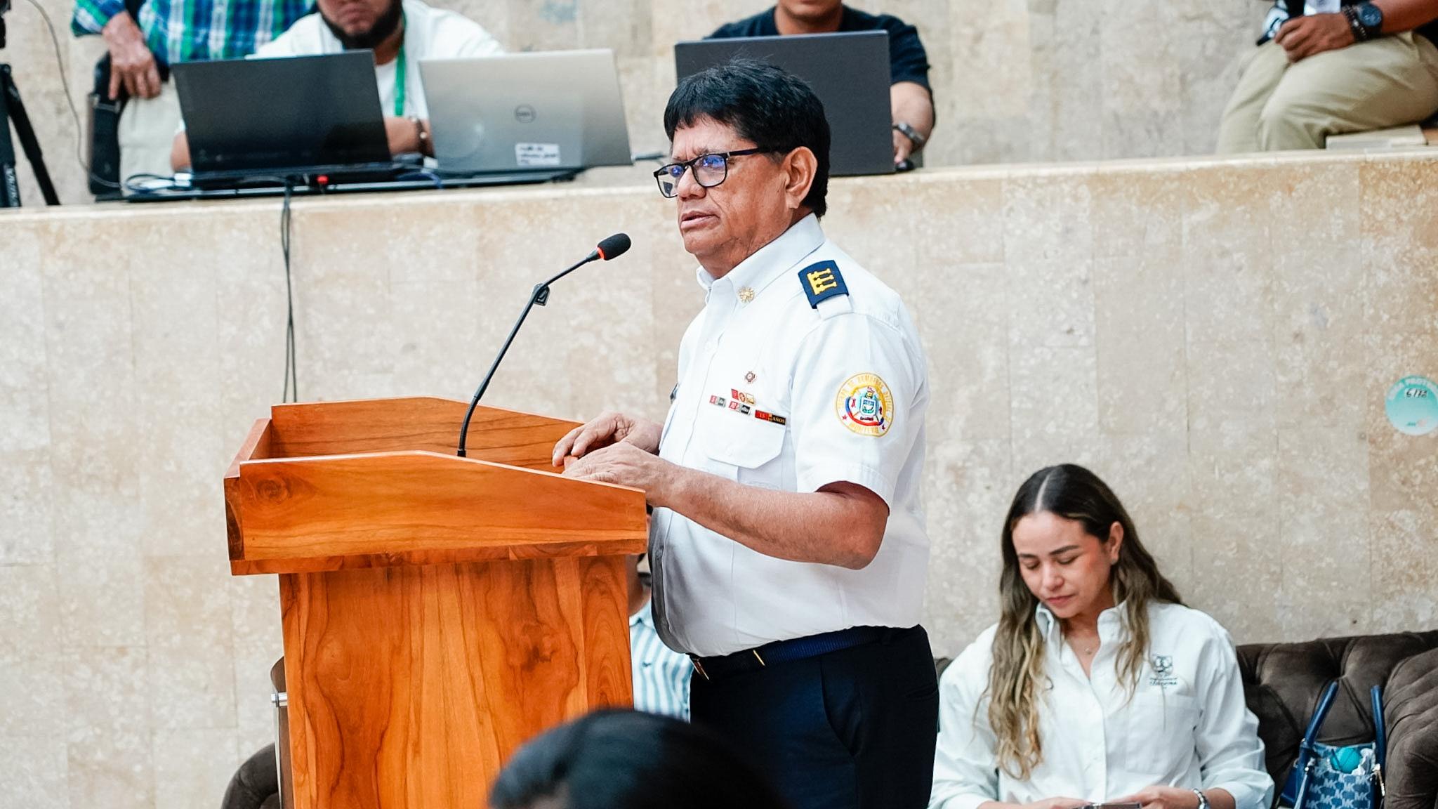 Capitán Jorge Arbeláez, comandante del Cuerpo de Bomberos Oficiales, durante su intervención en el debate de control político de la Asamblea Departamental de Córdoba.