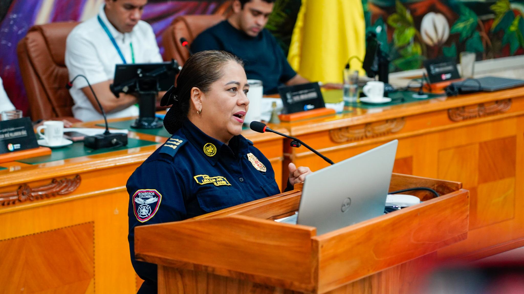 Capitán en Jefes Lina María Marín, directora Nacional de Bomberos Colombia, durante su intervención en el debate de control político de la Asamblea Departamental de Córdoba.