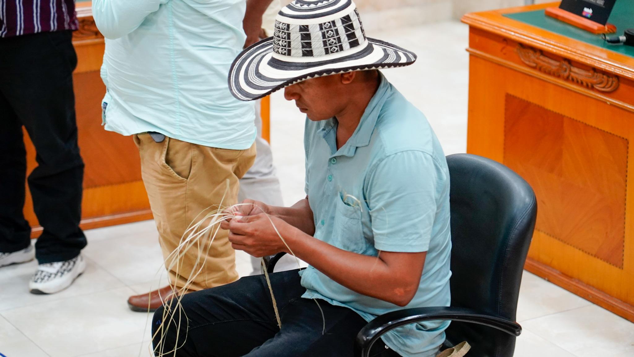 Trenzador de sombreros vueltiaos de Tuchín