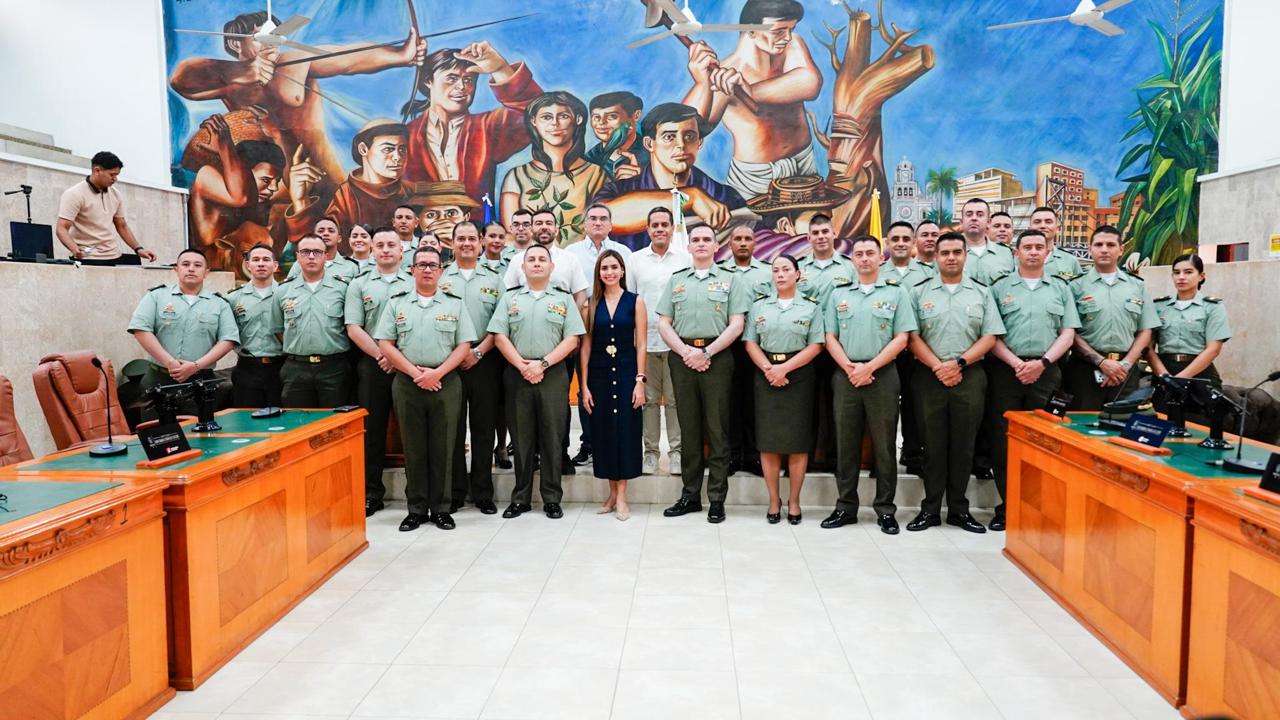 Los diputados de la Asamblea Departamental de Córdoba junto a los miembros del Departamento de Policía Córdoba, durante el acto de reconocimiento al coronel Fernando Guzmán Ramos.
