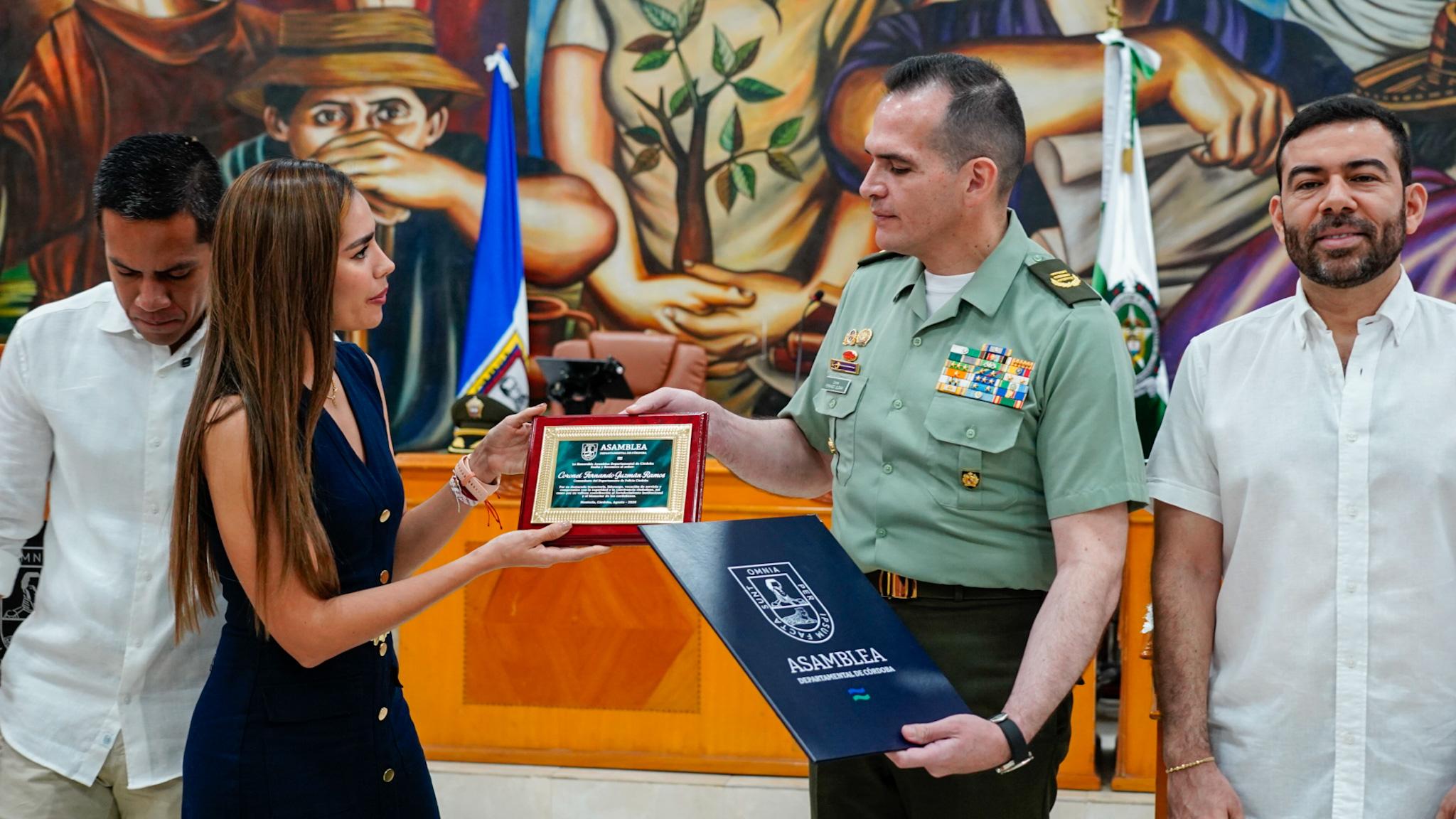 La diputada Carolina Zapata hizo entrega del reconocimiento al coronel Fernando Guzmán Ramos, en nombre de la Asamblea Departamental de Córdoba.
