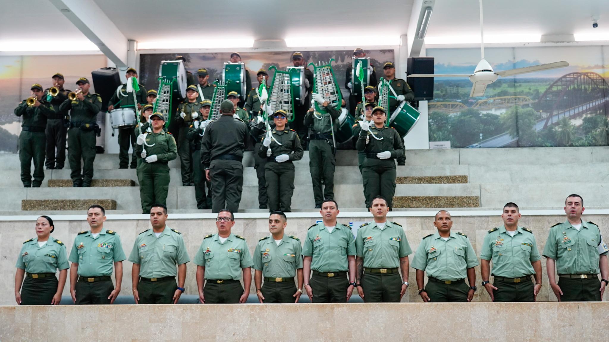 La Banda del Departamento de Policía Córdoba interpretó el Himno Nacional durante el acto solemne celebrado en la Asamblea Departamental.